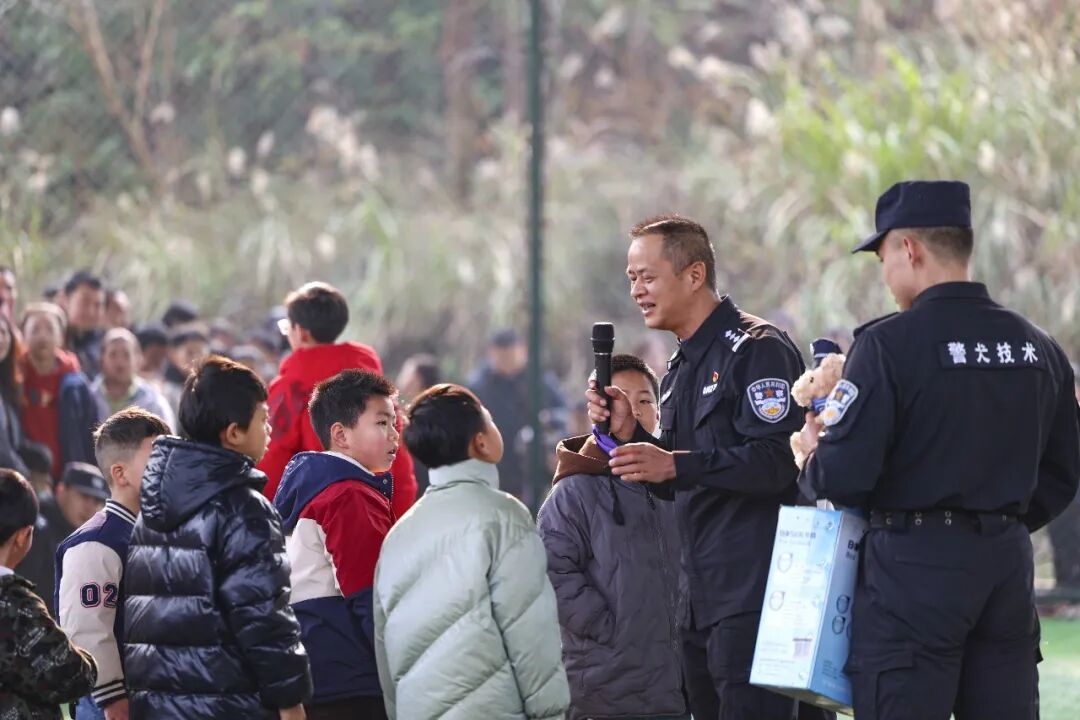 警营开放日“超能战队”集结！萌娃直呼：太酷啦！